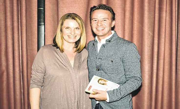 Barbara Stöckl mit Modedesigner Gottfried Birklbauer. Foto: Bianca Ratzenböck