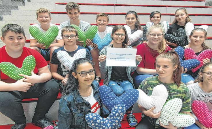 Die Schüler mit den Herzkissen. Foto: Erika Lindorfer