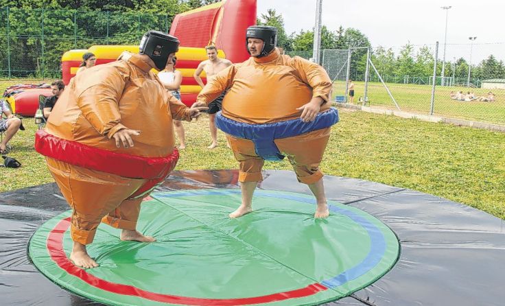 ie Teilnehmer waren auch als Sumo-Ringer unterwegs. Foto: ÖVP Altenberg 