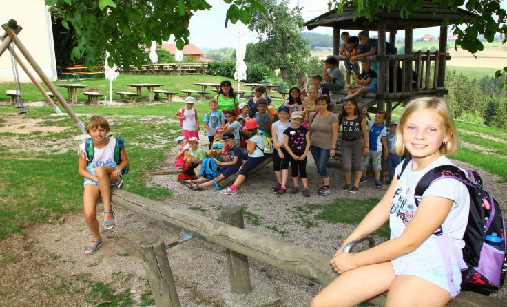 Die Kinder machen eine Rast. Foto: Hans Dumfarth 