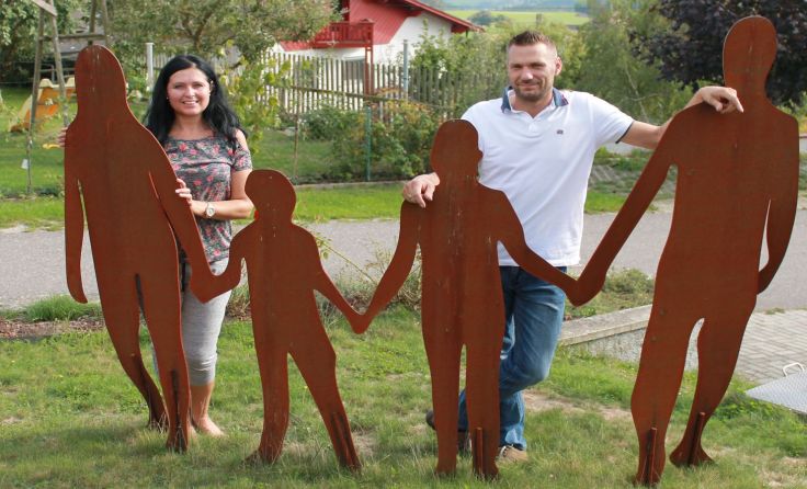 Claudia und Martin Mühlberger vor einem ihrer Kunstwerke.