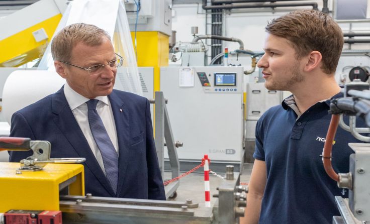 Landeshauptmann Thomas Stelzer im Gespräch mit einem Mitabeiter. Foto: OÖVP