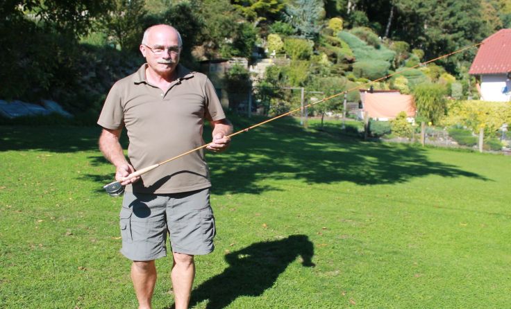 Reinhard Lang aus Walding mit einer Fliegenrute. Foto: Hamedinger