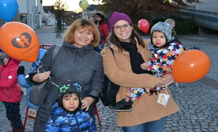 Viele Teilnehmer kamen zum Start der Luftballone. Foto: Kinderfreunde