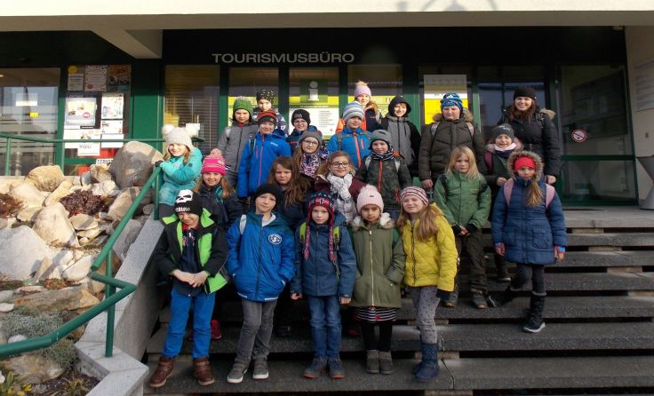 Die Schüler vor dem Eingang zum Gemeindeamt. Foto: Marktgemeinde/Peherstorfer