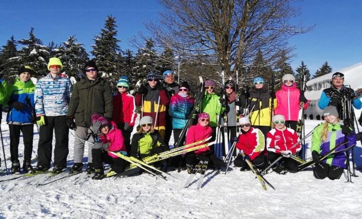 Die Schüler und ihrer Trainer genossen die schönen Wintertage. Foto: Schöttl