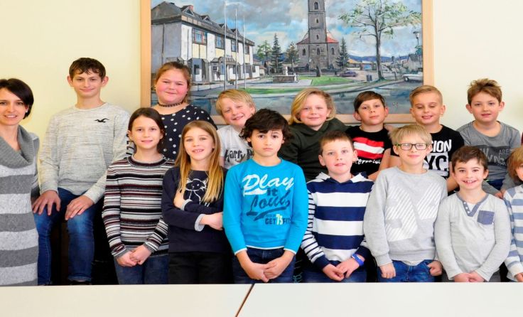 Die Schüler mit Ursula Puchinger, Amtsleiter Roland Hammer und Bgm. Josef Reingruber Foto: Gemeinde