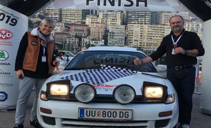 Ingrid und Gerald Schimböck mit ihrem Toyota Celica. Foto: Privat
