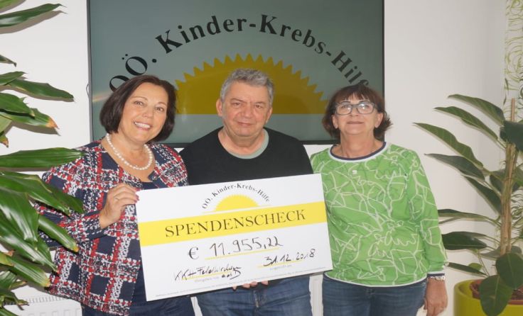 lla Pehboeck, Hans Karolyi und Ingrid Kepplinger freuen sich über die Spenden. Foto: OÖ Krebshilfe