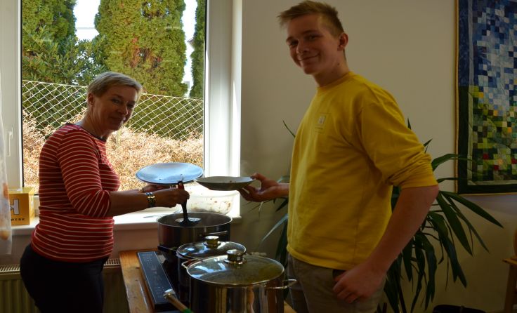 Das Essen der Fastensuppe machte sichtlich Spaß. Foto: Ganglberger