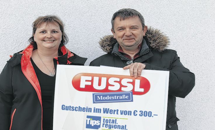 Claudia Mittmansgruber freut sich mit Tips-Redakteur Andreas Hamedinger. 