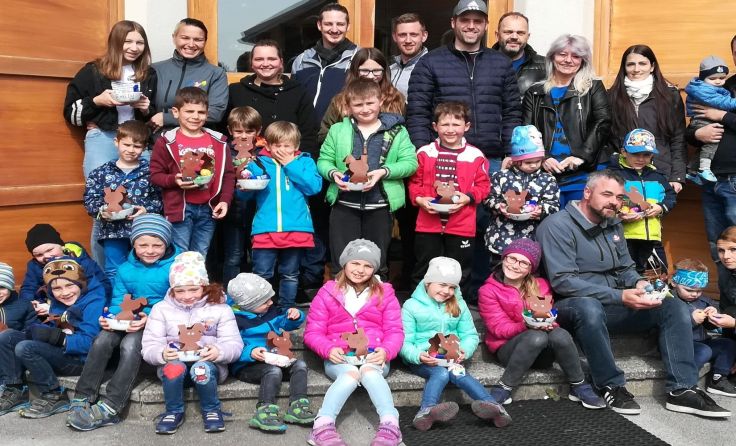 Philipp Scheibenreif (Mitte) mit den Kindern, Eltern und Helfern Foto: FPÖ