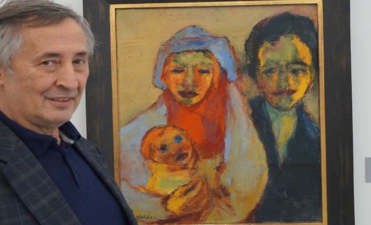 Galerist Josef Schütz vor seinem Bild „Junge Familie“ von Emil Nolde. Foto: Hans Zauner