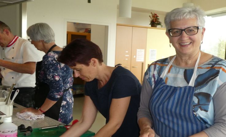 Gemeinsam wurde in der Küche gearbeitet. Foto: Gerlinde Wolfsteiner