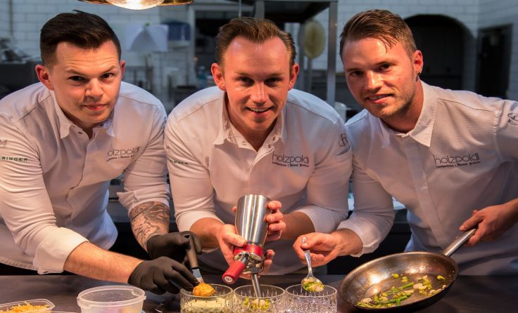  Am Foto: Thomas Gary Achilles, Manuel Grabner und Holzpoldl-Sous Chef Josephan Wolf Foto: Jobst