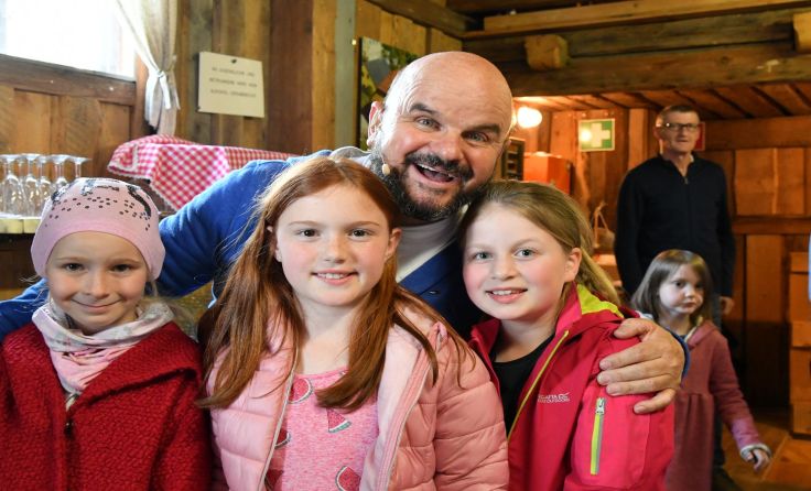 Toni Knittel begeisterte die Kinder im Schnofofhagenstadl. Foto: Ganglberger