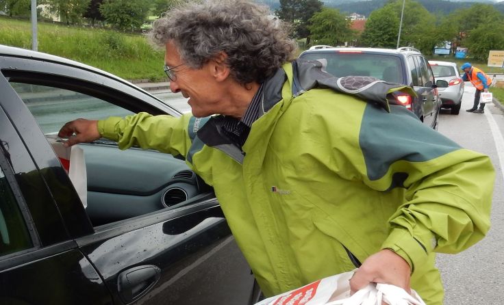 Sepp Wall-Strasser informiert die Pendler in Gallneukirchen. Foto: SPÖ