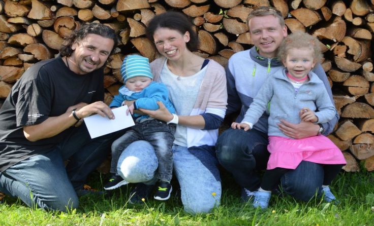 Die Übergabe des Spendenschecks an die Familie. Foto: Hubert Wögerbauer