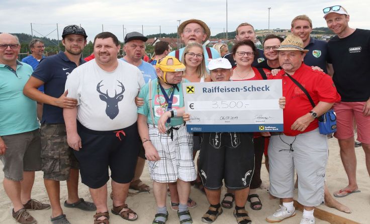 Die Übergabe des Spendenschecks in der Höhe von 3.500 Euro. Foto: Ernst Grilnberger