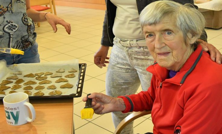 Gemeinsam wurde an den Lebkuchenherzen gearbeitet. Foto: Ganglberger