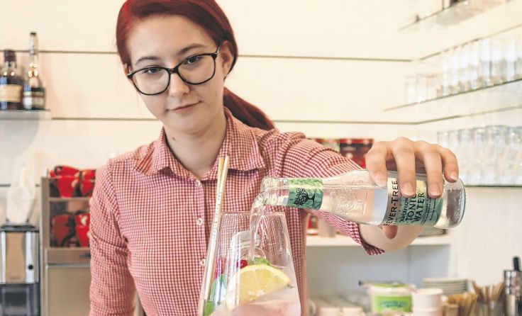 Während der Lehrzeit lernt man auch Cocktails zu mixen. Fotos: Hamedinger