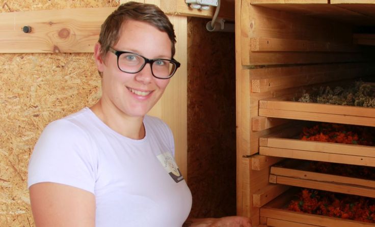 Lydia Stumpter mit ihren Kräutern. 