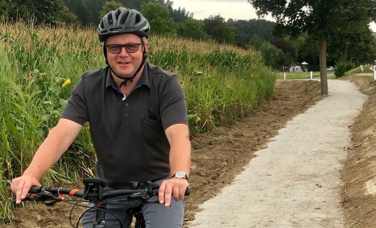 Bürgermeister Plakolm am neu errichteten Weg zum Rodlbad. Foto: ÖVP Walding