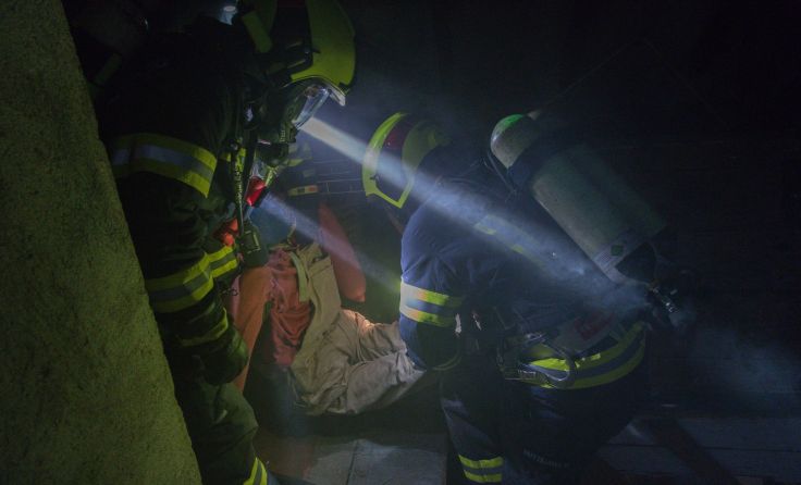 Die Feuerwehrmänner mussten sich durch dichten Rauch kämpfen. Foto: Phillip Prokesch