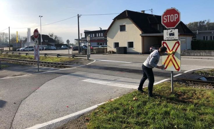 Helmut Mitter säubert die besprühten Verkehrsschilder. Foto: Mitter