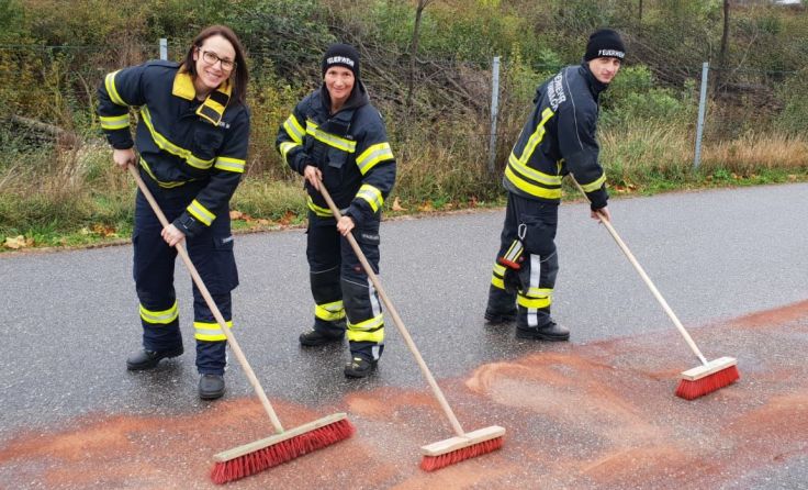 Die Feuerwehr Schweinbach säuberte die Straße. Foto: Christoph Meisinger