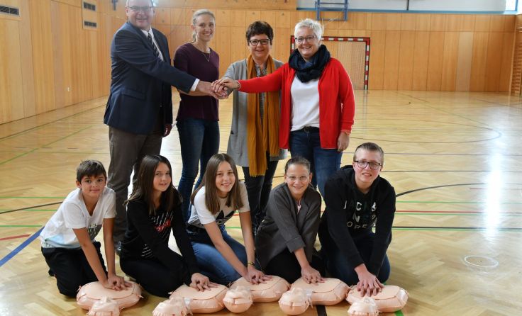 Gemeinsam übt man die Wiederbelebung an den Puppen. Foto: Ganglberger