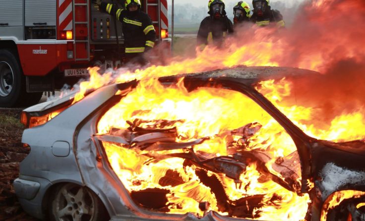 Ein PKW wurde zu Übungszwecken angezündet. Foto: FF Bad Mühllacken/Kastner