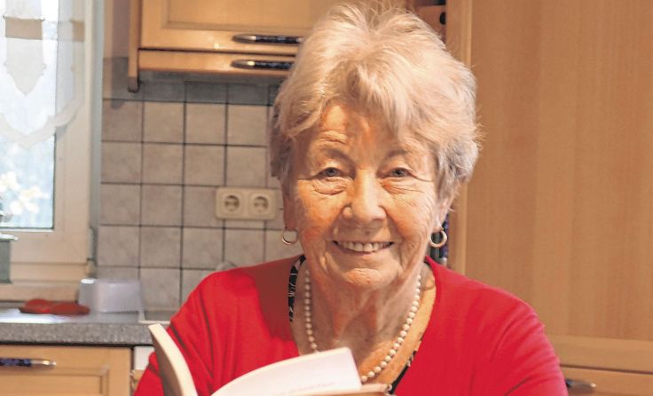 Cäcilia Fuchs mit ihrem ersten Buch „Die stumme Wahrheit“. Foto: Hamedinger
