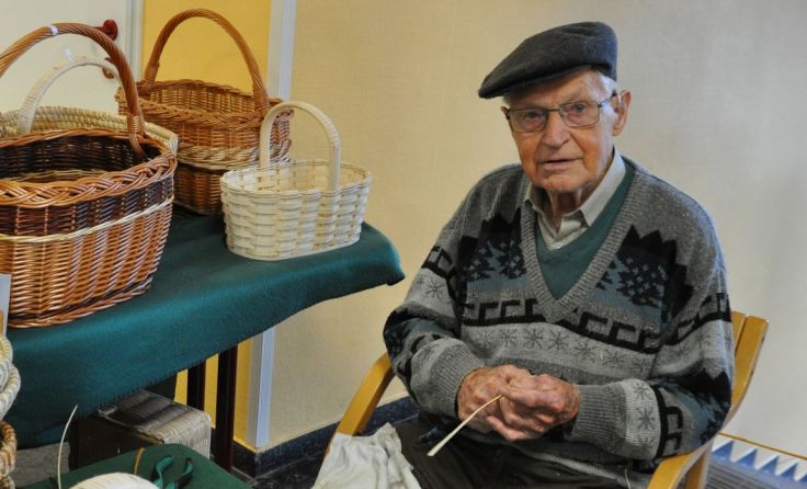 Ludwig Mayr mit seinen handgeflochtenen Körben. Fotos: Akzent Altenberg