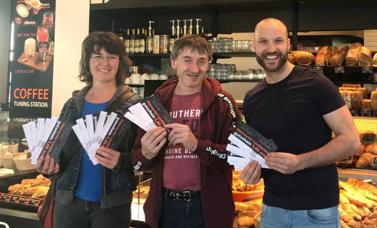 Christoph Filipp (rechts) übergab 900 Euro an „Begleitendes Wohnen“. Foto: Privat