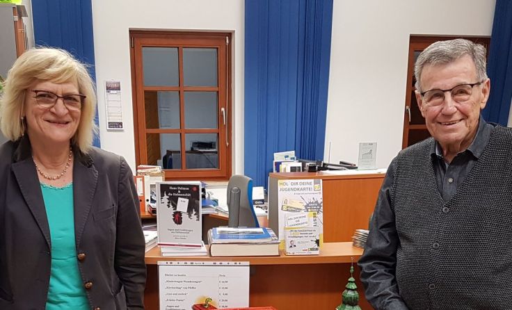 Im Bild: Bürgermeisterin Gertraud Deim und Johann Kellermeier Foto: Gemeinde Kirchschlag