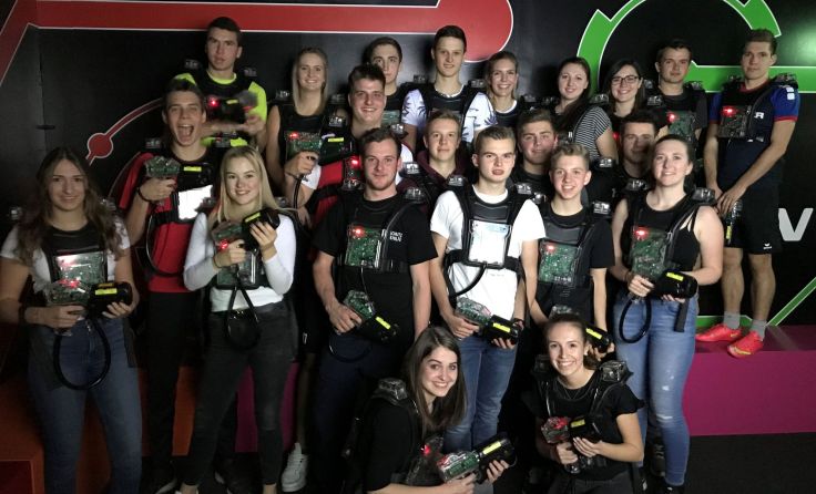 Die Mitglieder der Jungen ÖVP Altenberg spielten Laserthron im Cineplexx. Foto: JVP