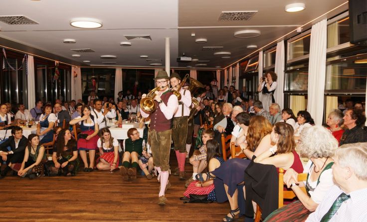 Großer Andrang bei der beliebten Mitternachtseinlage. Foto: musik feldkirchendonau