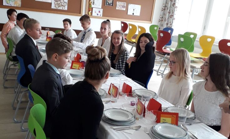 Die Schüler der NMS übten auch einen Restaurantbesuch. Foto: Pammer
