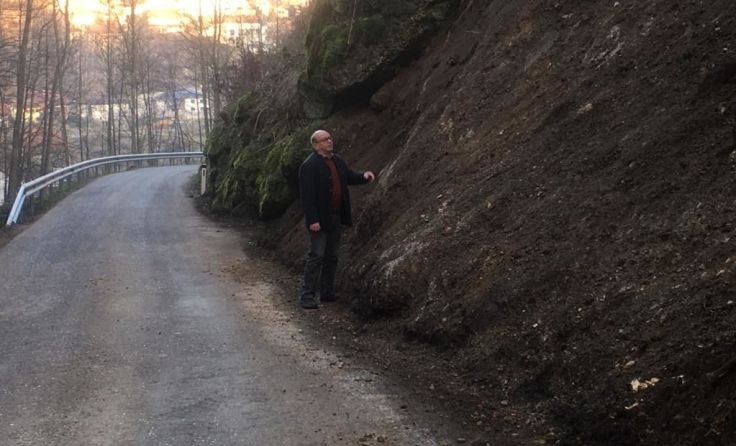 Bürgermeister Johann Plakolm besichtigt die Hangrutschung. Foto: Gemeinde