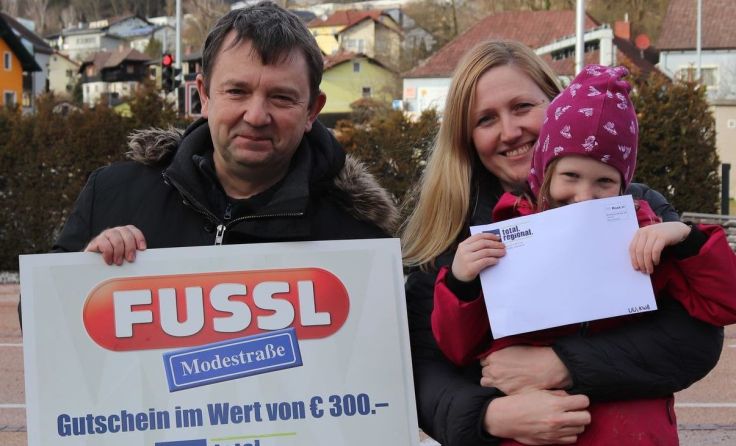 Tips-Redakteur Andreas Hamedinger, Claudia Hofstadler mit Tochter JunaFoto: Strobel