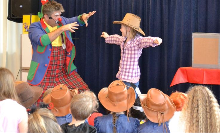 Die Zaubershow begeisterte die Kinder in Feldkirchen. Foto: Erna Pfleger