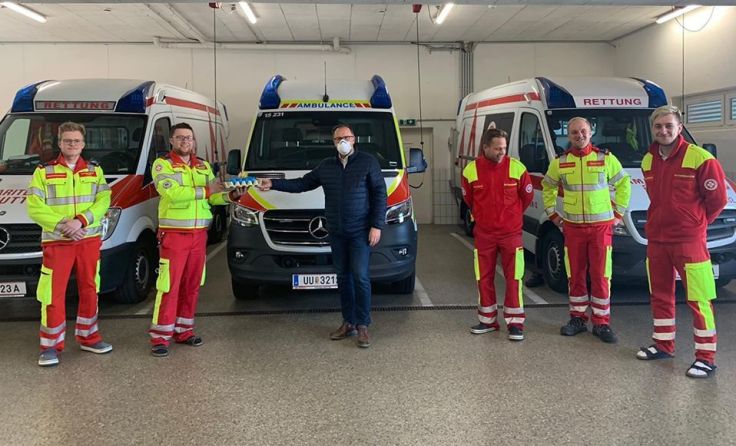 Günter Pröller bei der Übergabe der Ostereier. Foto: Pröller/FPÖ