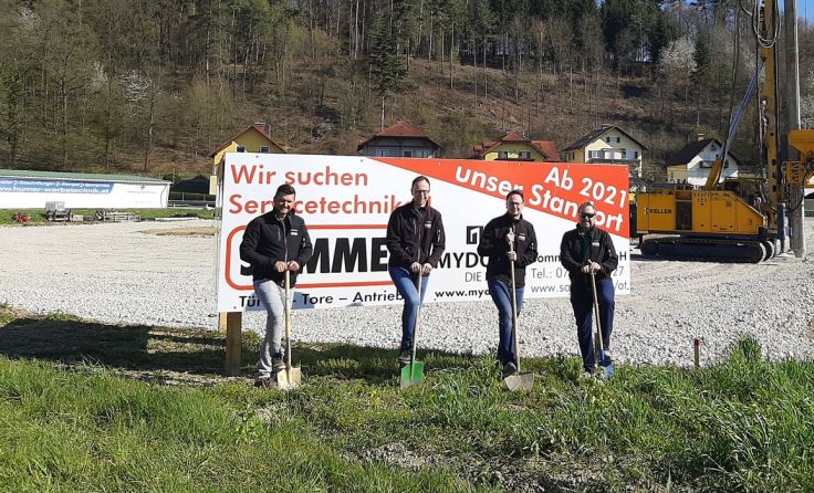 Manuel Wiesinger, Mario Koll, Stefan Koll und Erwin Koll beim Spatenstich. Foto: Sommer Ges.mbH