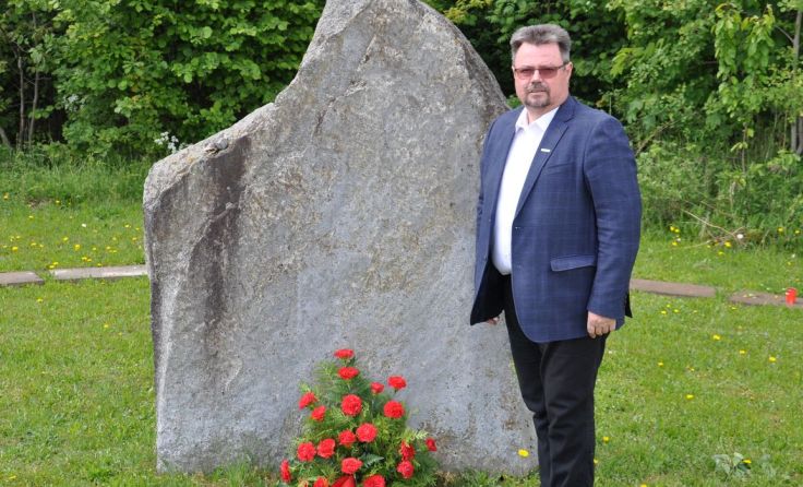 Bürgermeister Herbert Fürst vor dem Mahnmal. Foto: Fürst