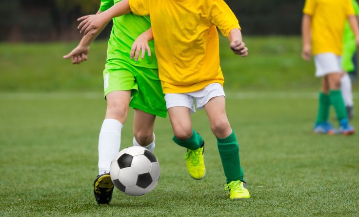 Fußball verbindet Kinder. Foto: matimix/shutterstock.com