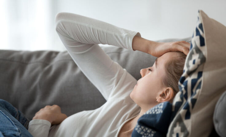 Andauernde Kopfschmerzen können Folgen einer FSME sein. (Foto: fizkes/shutterstock.com)