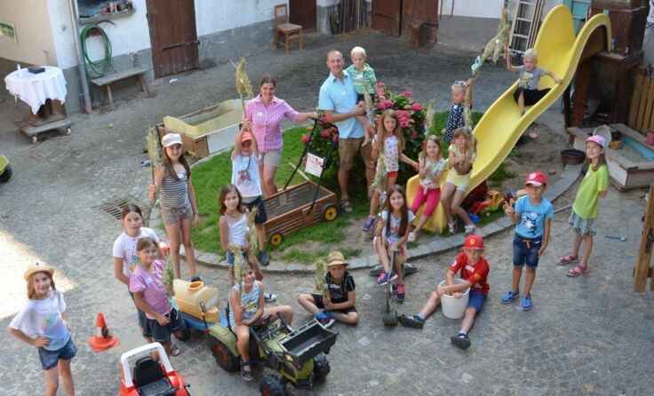 Gemeinsam wurde der „Bauer zu zu Edt“ erkundet. (Foto: Waldtraud Zauner.)