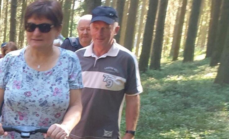 Sissy Wolfesberger (links) mit ihrem Enkelsohn und einigen Wanderern. (Foto: Ganglberger)