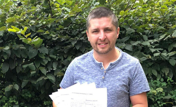 Helmut Mitter mit den Unterschriften. (Foto: SPÖ)
